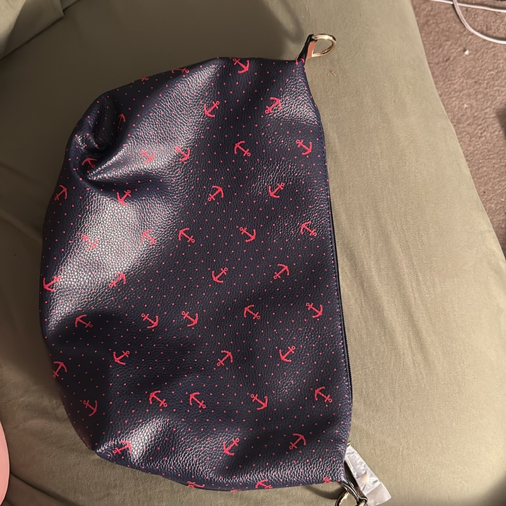 GH BASS & co anchor tote with additional removable bag and wristlet.  Not used - Picture 6 of 6
